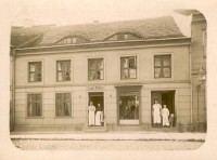 /album/strassen-und-platze/brandenburger-strasse-5-hausnummer-5-heute-haus-von-herbert-anni-kruse-um-1920-fleischerei-web-jpg/
